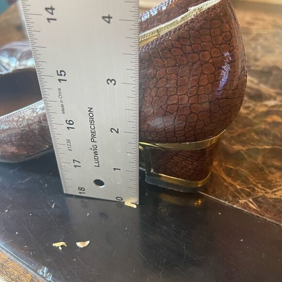 J Renee Gold Framed Heel! - Picture 14 of 15